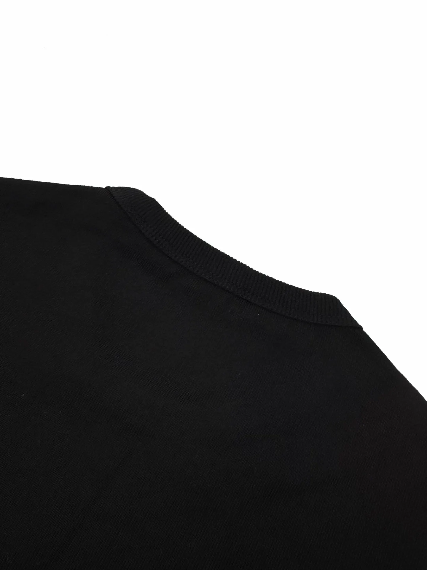 P190 Ralph Lauren logo embroidered short sleeves. Customized cotton and linen soft plain fabric. It feels delicate and comfortable against the skin. It is mainly made of deep black and is embellished with exquisite red pony logo. It is highly recognizable. It has a breath of freedom and vitality. A symphony of pure and smart colors. It outlines a high-end silhouette with extreme simplicity. It becomes the smart focus of the vision and shows the taste in silence. Process 1: Using imported machine embroidery process. Use advanced computer control systems and precision mechanical components to achieve iconic pony embroidery operations with high precision and smooth and delicate lines. Process 2: The fabrics are washed and have a better hand feel. Not easy to deform, not easy to shrink, not easy to fade, and maintain long-term beauty. Accessories: Customized 1:1 Ralph Lauren trademark. Version: Fitted version. Size: S M L XL. Style number: CC933.
